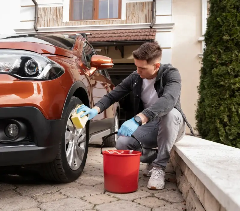 Lavage auto à domicile Montvalent : professionnel intervenant sur un véhicule